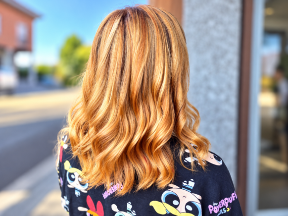 Capelli biondo ramato con onde morbide e luminose Capelli biondo ramato con onde morbide e luminose