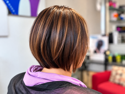 Capelli biondo ramato con onde morbide e luminose Capelli biondo ramato con onde morbide e luminose