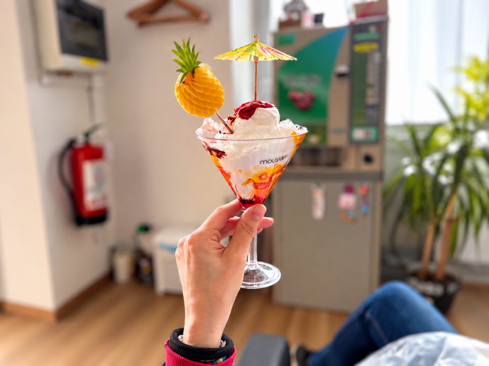 Cocktail colorato con decorazioni tropicali, ispirazione per i Cocktail Cromatici per capelli Cocktail colorato con decorazioni tropicali, ispirazione per i Cocktail Cromatici per capelli