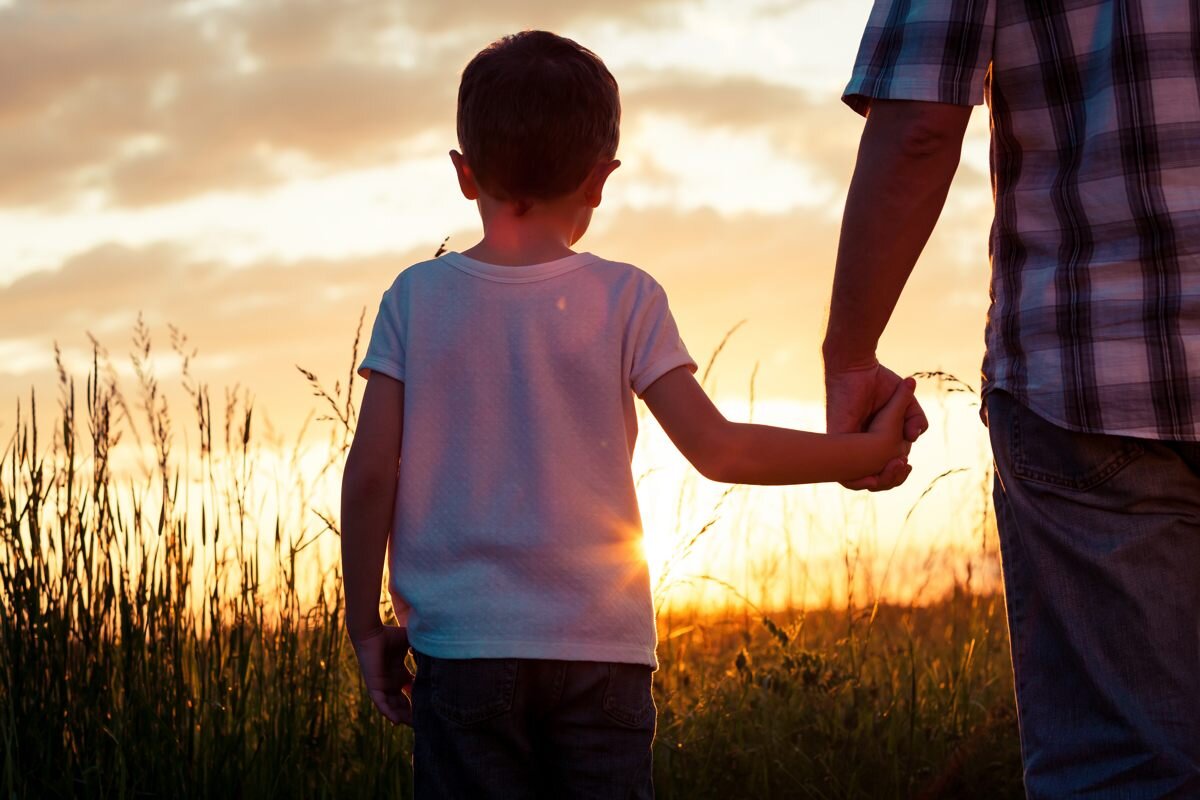Il genitore come primo ambiente affettivo: il benessere emotivo come fondamento della cura