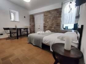 Camera da letto matrimoniale a piano terra della Suite di Santa Chiara a Assisi centro