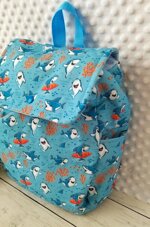 zainetto-con-spallacci-con-squali-pronta-consegna