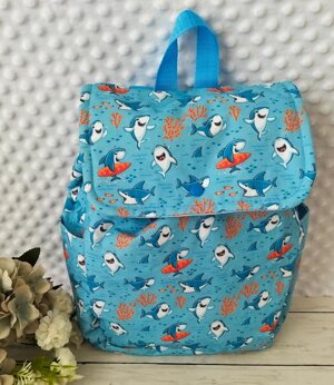 zainetto-con-spallacci-con-squali-pronta-consegna