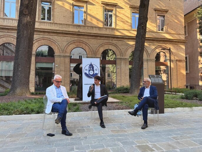 Simone Livi interviene a un incontro con i cittadini a Macerata Simone Livi interviene a un incontro con i cittadini a Macerata