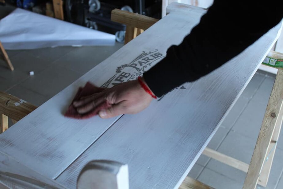 Carteggiatura per effetto invecchiato Carteggiatura per effetto invecchiato