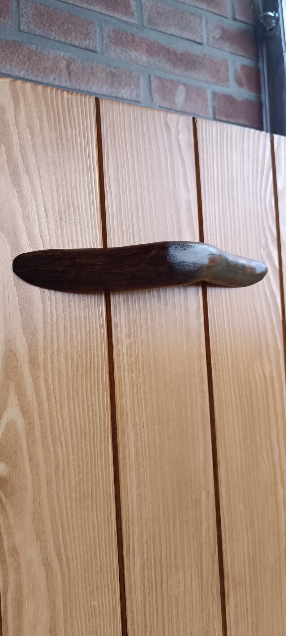 Maniglia ricavata da un ramo tagliato Maniglia ricavata da un ramo tagliato