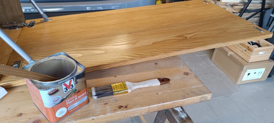 Due mani di vernice per piani da lavoro Due mani di vernice per piani da lavoro