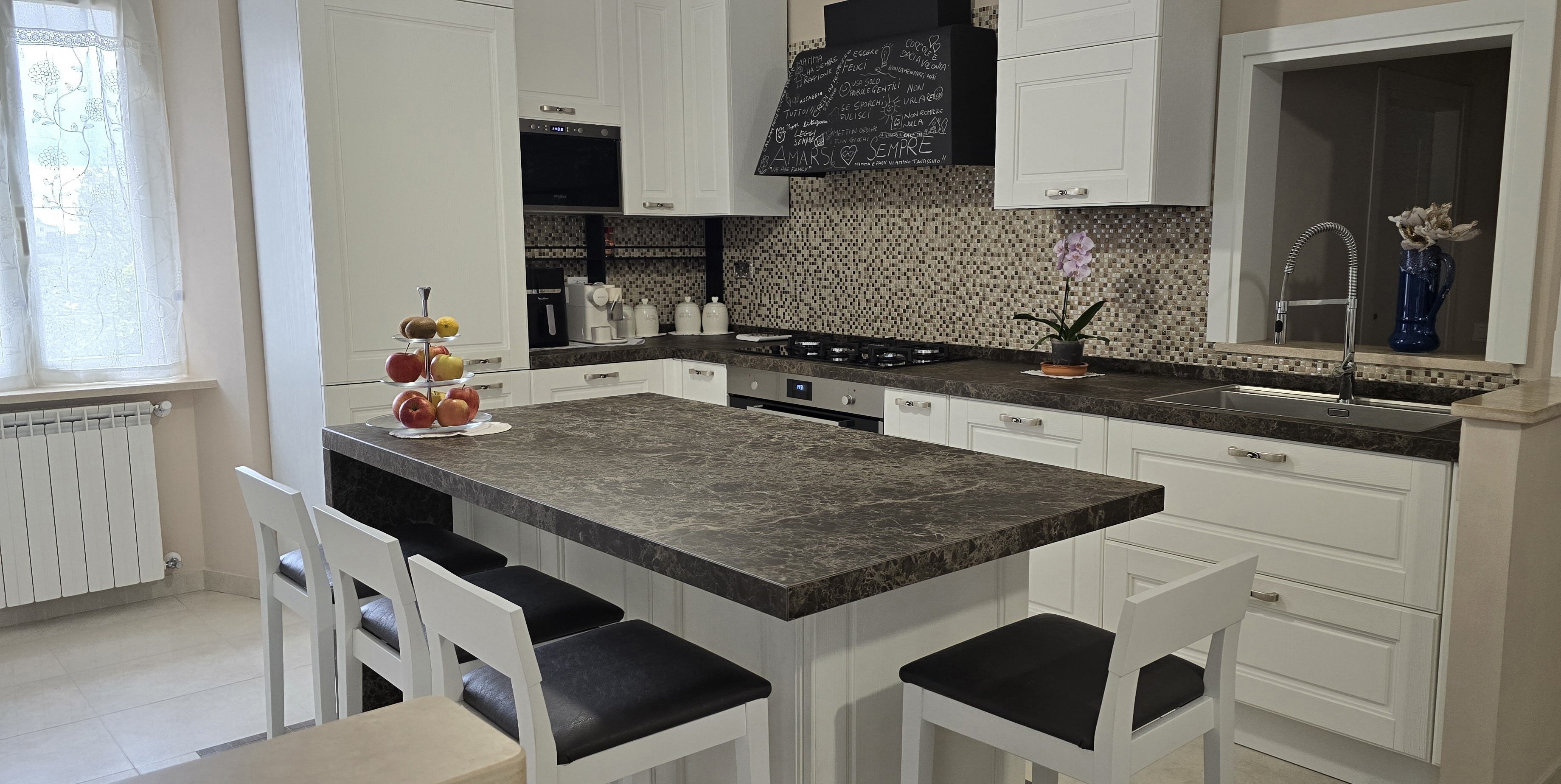 Chi prepara e chi pulisce? Soluzioni interior design cucina per non litigare