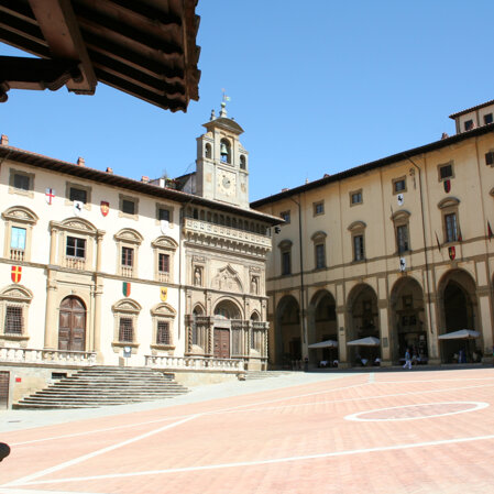 Arezzo, piazza Grande Consulenza restauro pavimentazione, Palazzo delle Logge, facciata Fraternita