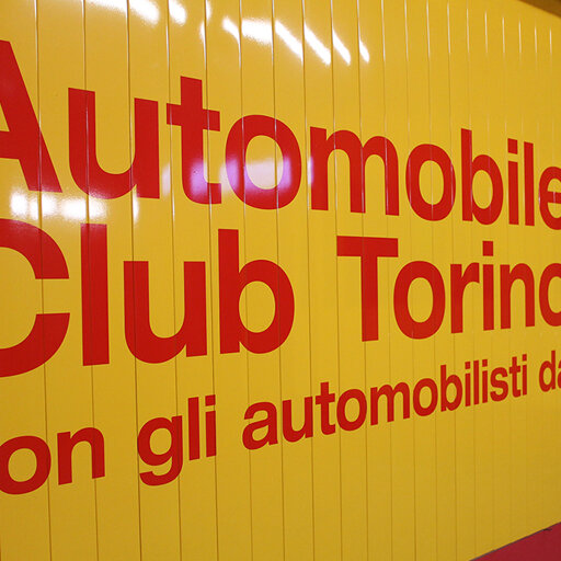ACI Allestimento rampe di accesso ai parcheggi con doghe metalliche e abbigliaggio grafico