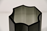 vaso-lenox-30-scultura-di-eleganza-in-vetro-nero-fume