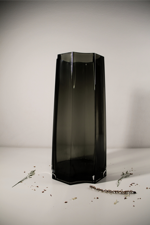 vaso-lenox-40-imponenza-e-stile-in-vetro-nero-fume