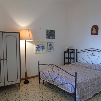 camera con bagno amera da Letto Principale con Bagno Privato: Un rifugio di tranquillità arredato con gusto, con bagn