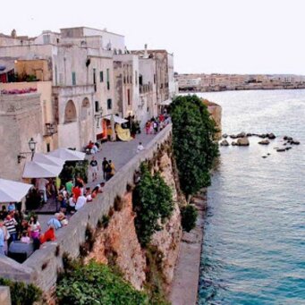 Otranto Otranto è una città medievale che vale la pena visitare per i suoi punti panoramici affacciati sul m