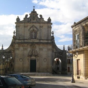 Muro Leccese La scenografica chiesa dell'Annunziata e la facciata in rococò della Chiesa dell'Immacolata, unite a