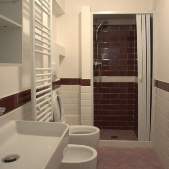 bagno Secondo Bagno: Completo e accessibile dalla zona giorno per garantire comfort a tutti gli ospiti