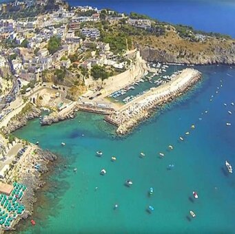 Castro Marina Un quartiere del comune di Castro che sorge lungo la costa salentina, famoso per il mare cristallino