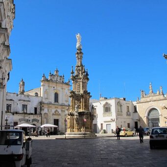 Nardò Partendo dalla piazza Salandra, con al centro l'obelisco dell'Immacolata e il palazzo di Città, fino