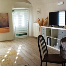 Soggiorno living con due finestre e balcone