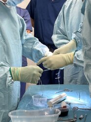 Intervento di chirurgia del ginocchio in sala operatoria