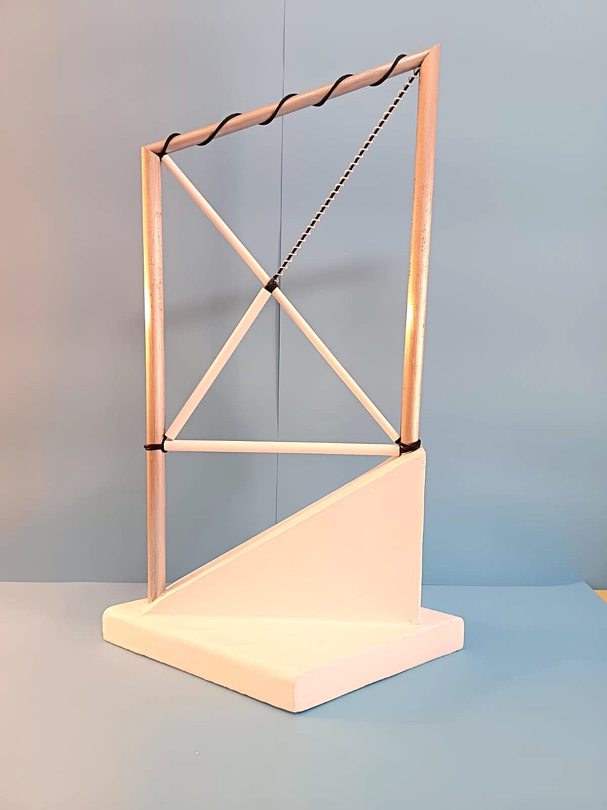 "equilibrio4" legno alluminio molla e fili 46x72x27