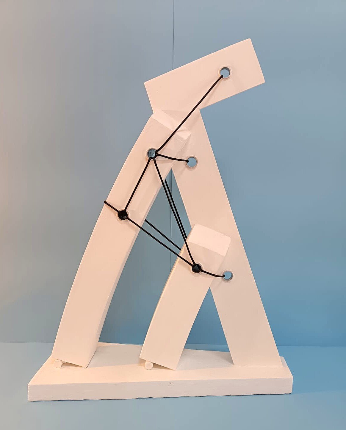 "equilibrio1" legno e fili 44x59x17