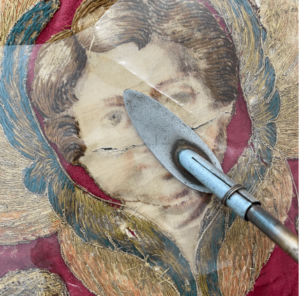 Resinatura di uno stendardo processionale ricamato e dipinto