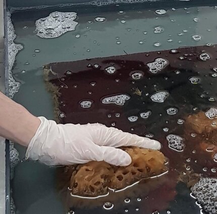 Lavaggio di un arazzo della manifattura romana di San Michele a Ripa, XIX secolo