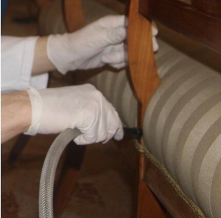 Spolveratura di una seduta in tessuto