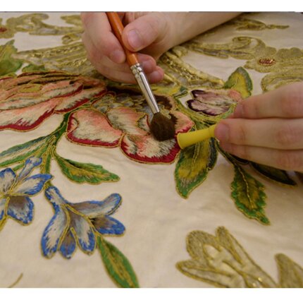 Spolveratura di una pianeta in taffetas ricamata