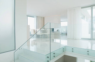 Parapetto scala 2 in Vetro Extra Chiaro Temperato-Gama Milano