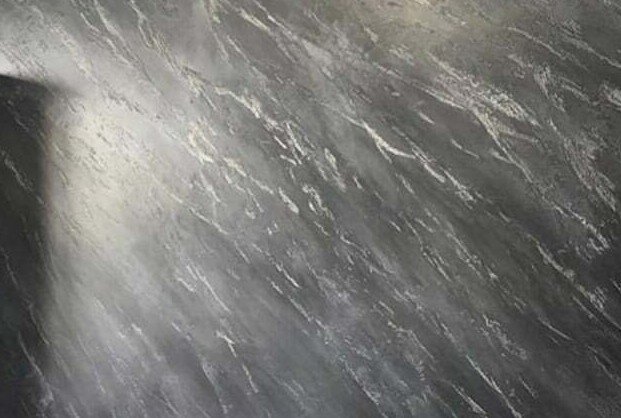 parete-in-finitura-pietra-spaccata-grigio-argento.jpeg parete-in-finitura-pietra-spaccata-grigio-argento.jpeg