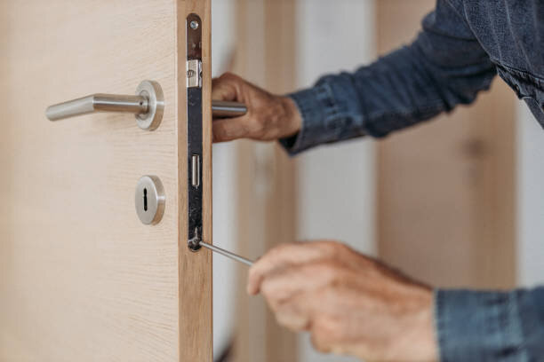 manutenzione-porte-interne-apertura-porta-cambio-serratura.jpeg manutenzione-porte-interne-apertura-porta-cambio-serratura.jpeg