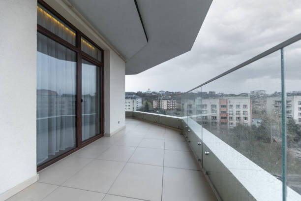 parapetto-in-vetro-per-balcone-gama-milano.jpeg
