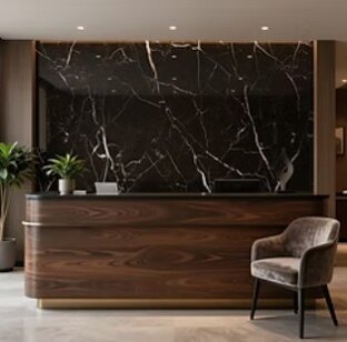 rinnovare la reception applicando le pellicola autoadesive legno scuro e la parete con pellicola autoadesiva effetto marmo nero con venature bianche