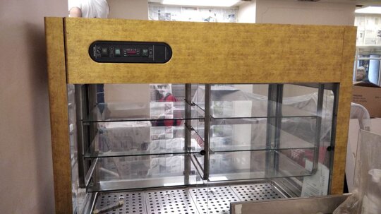 vetrina rinnovata applicando le pellicole effetto oro antichizzato