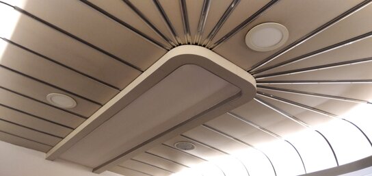 soffitto di un locale commerciale bianco e rovinato