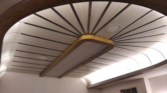 ristrutturato applicando pellicole adesive effetto legno chiaro sul soffitto e particolari cornici con effetto pellicola colore oro antichizzato