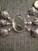 set-collana-con-cammeo-centrale-madreperla-e-orecchini-pendenti-coordinati