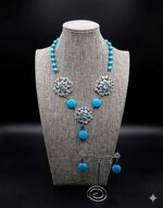 collana-artigianale-con-elementi-crochet-e-perle-blu