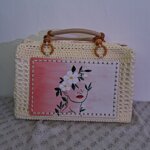 borsa-crochet-fatta-a-mano-con-manici-in-legno-e-decorazione-dipinta