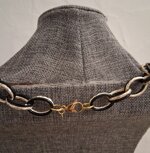 set-collana-e-orecchini-nero-e-oro-handmade