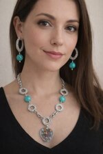 set-collana-e-orecchini-artigianali-con-perle-turchesi-e-cuore-floreale