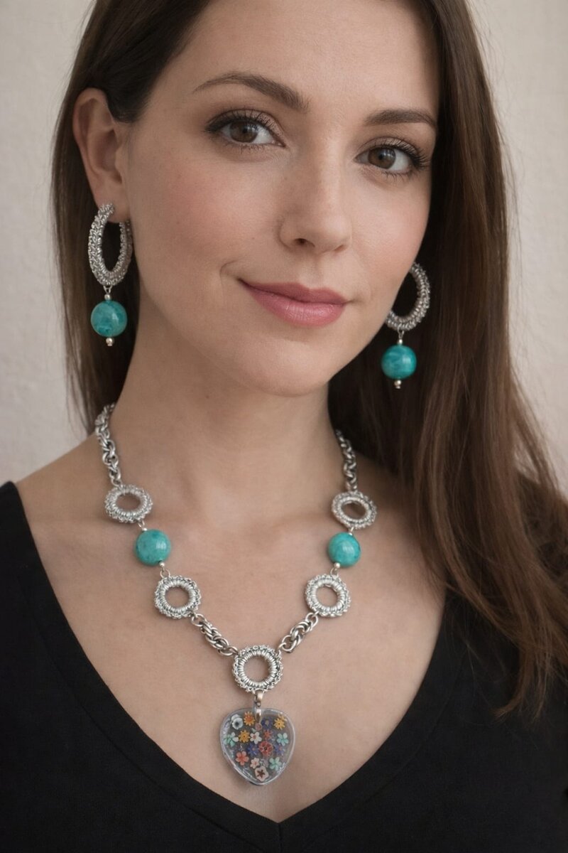 set collana e orecchini artigianali in acciaio con perle turchesi e pendente a cuore con microfiori colorati