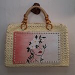 borsa-crochet-fatta-a-mano-con-manici-in-legno-e-decorazione-dipinta