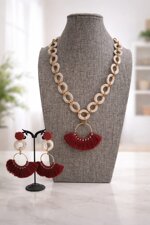 set-collana-e-orecchini-artigianali-con-frange-bordeaux