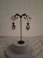 set-collana-con-cammeo-centrale-madreperla-e-orecchini-pendenti-coordinati