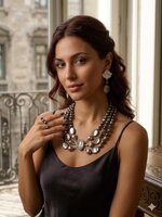 set-collana-con-cammeo-centrale-madreperla-e-orecchini-pendenti-coordinati