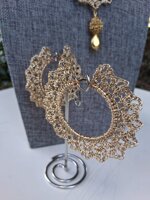 collana-e-orecchini-coordinati-crochet