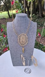 collana-e-orecchini-coordinati-crochet